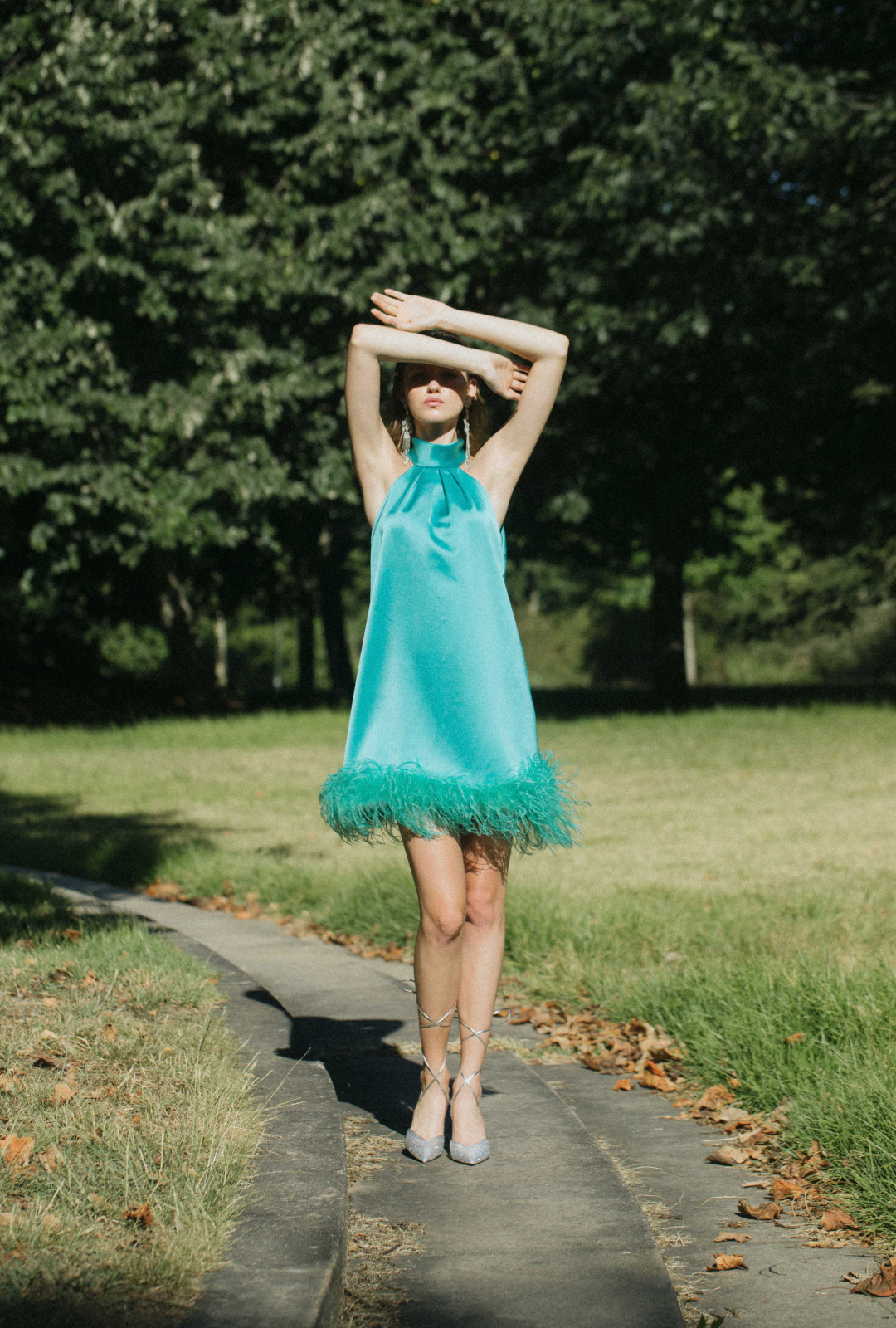 Vestido Halter Acetinado com Plumas