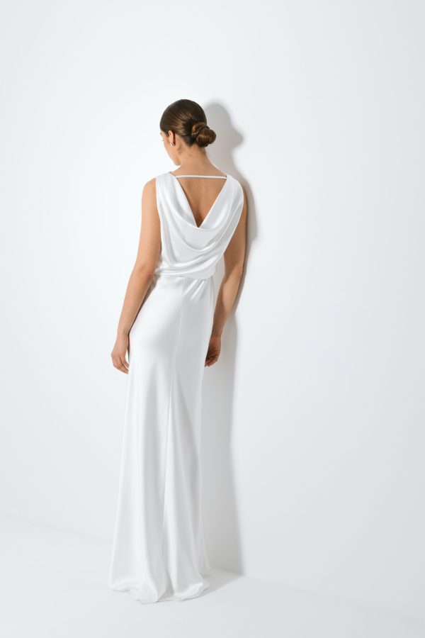 Vestido de noiva branco com corte sereia e decote sem costas.
