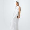 Vestido de noiva branco elegante acetinado drapeado.