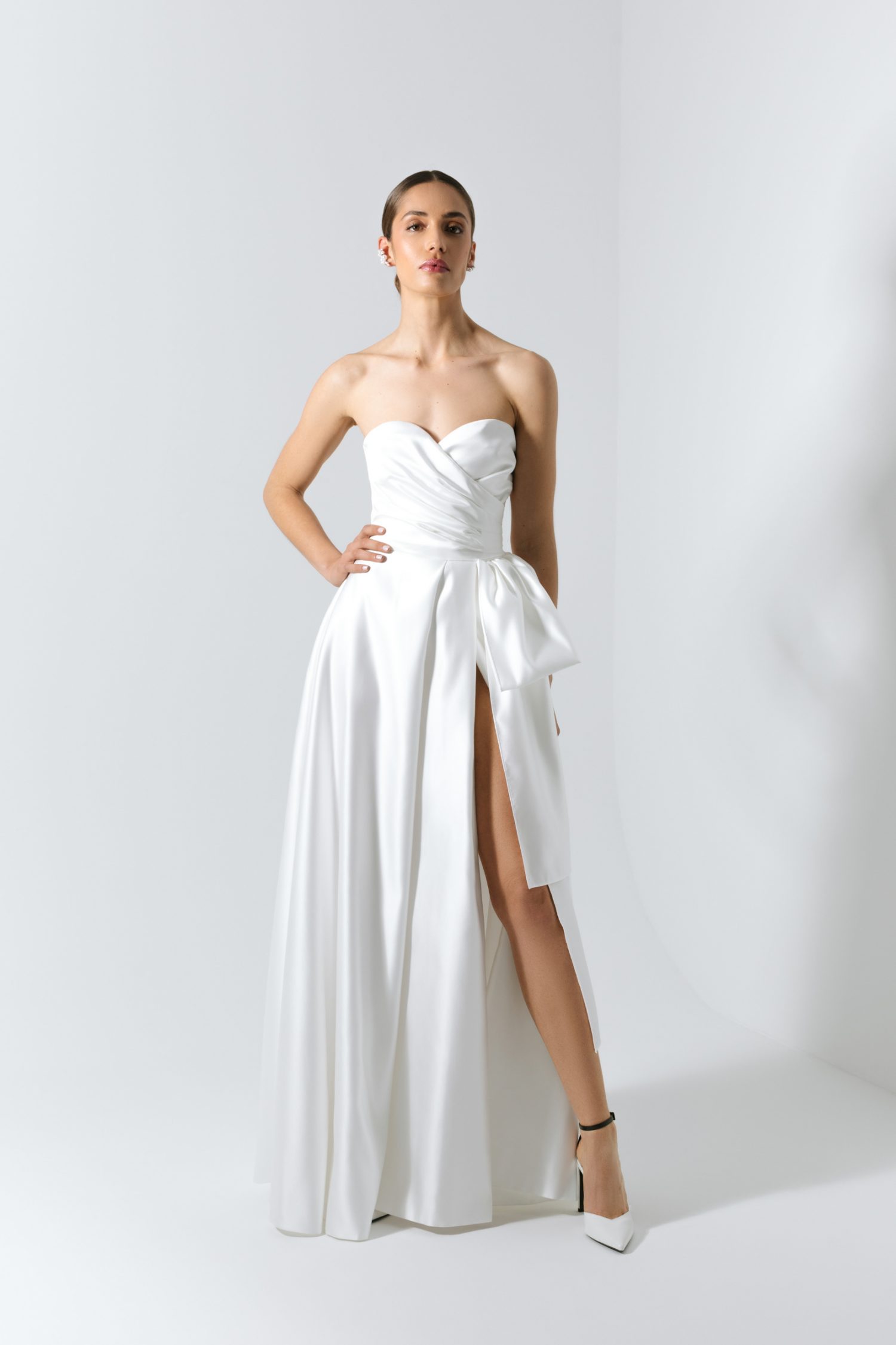 Vestido de noiva branco com corte princesa, com decote coração e laço.